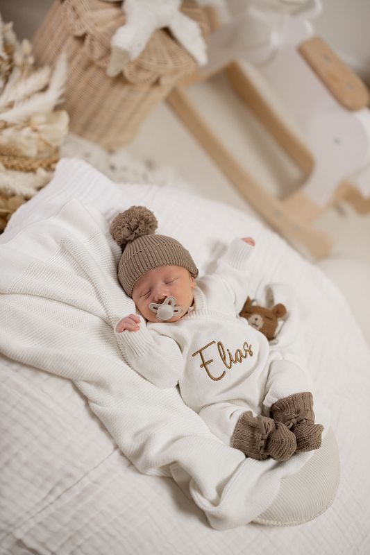 Strikket omslagsdress i offwhite med navn