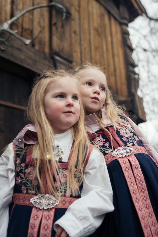 Signe festdrakt – eksklusiv jentefestdrakt i ull med broderier og vevde detaljer
