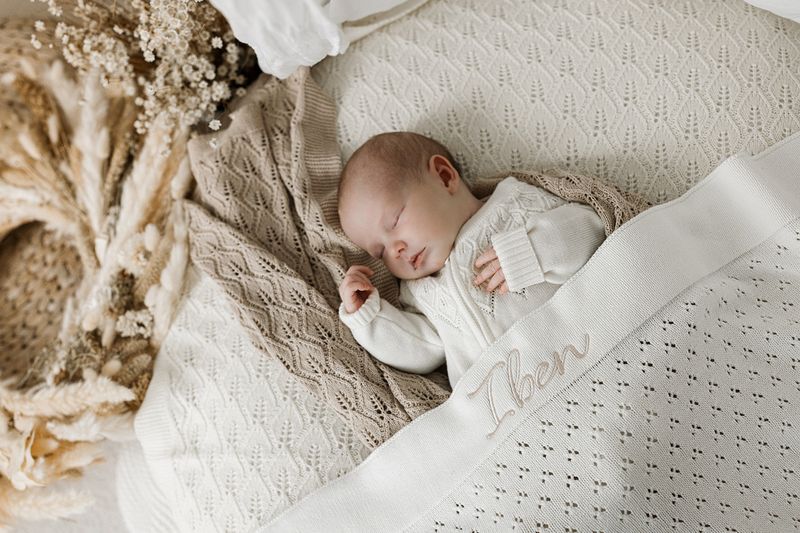 Babyteppe med navn - Pointelle hvit