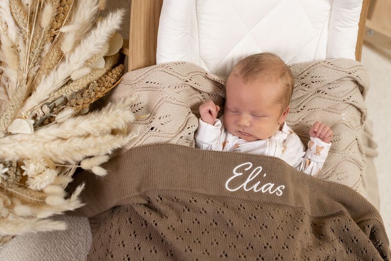 Babyteppe med navn - Pointelle kakao
