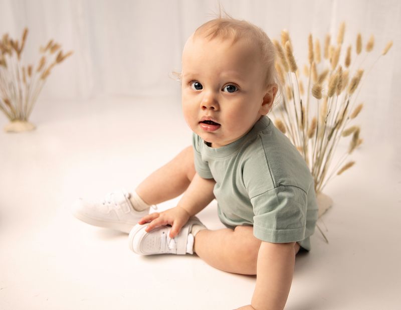 Oversized t-shirt romper med navn i sjøgrønn økologisk bomull